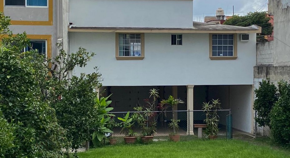 Casa en venta en Xalapa Veracruz col. Badillo zona Agustin Lara, amplio jardin